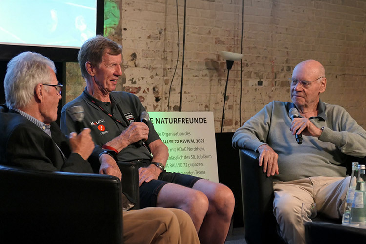 Fröhliche Gesprächsrunde: Völker mit Röhrl und Autor Braun 2022 beim 50. Geburtstag der Olympia-Rallye in Köln