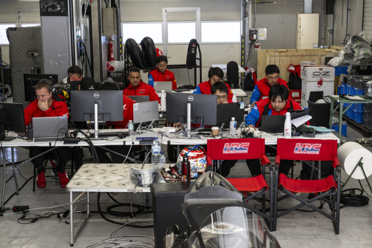 Die Honda-Ingenieure brüteten in Montmelo hinter den Computern