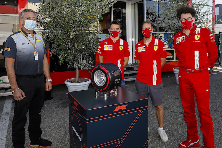 Pirelli-Rennchef Mario Isola mit Charles Leclerc, Sebastian Vettel und Mattia Binotto