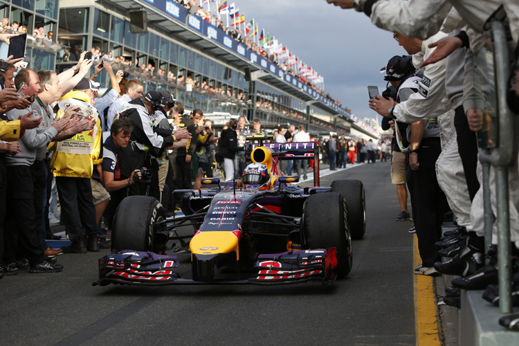 Ricciardo rollt unter viel Applaus Richtung Parc fermé