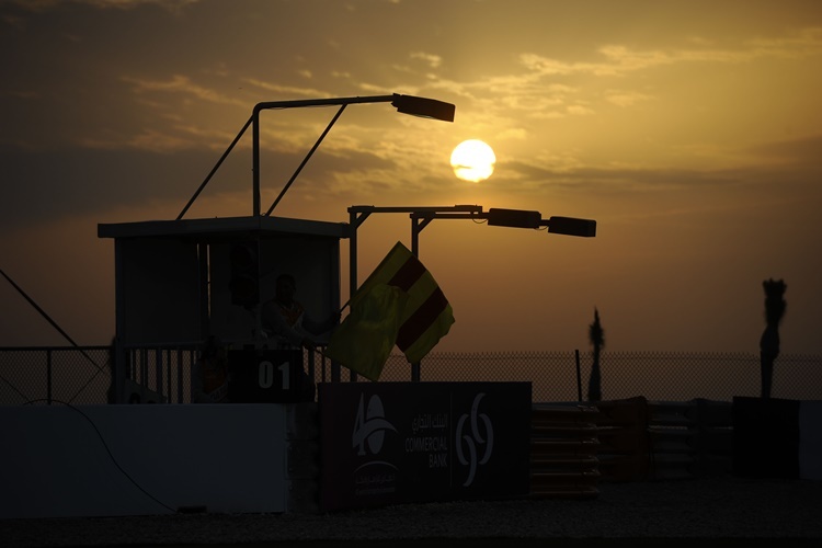  Wenn die Sonne untergeht in Katar