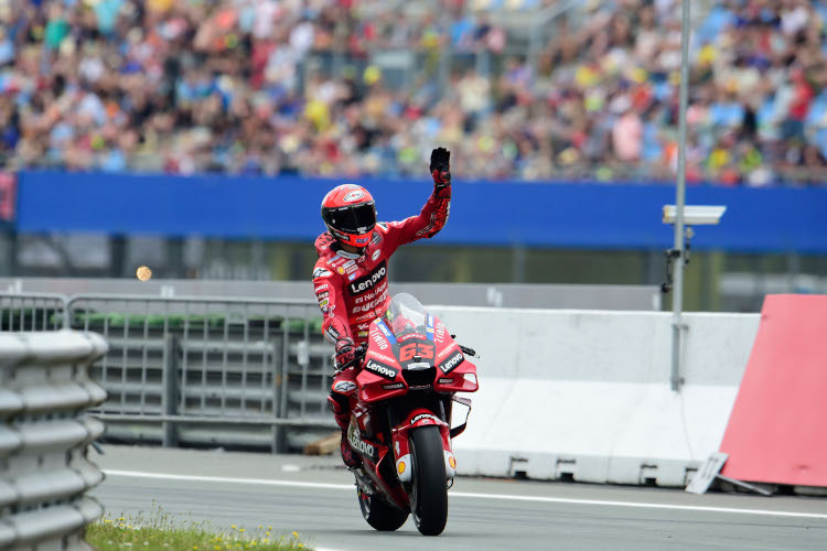 Pecco Bagnaia jubelt über die Pole-Position