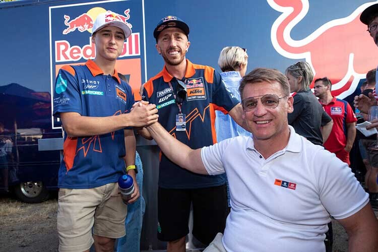 Bei der «KTM Summer Party 2022»: Liam Everts, Tony Cairoli (Mitte) mit KTM-Motorsport-Direktor Pit Beirer