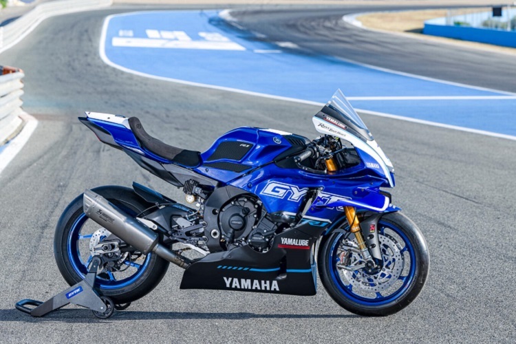 Aufsteigen, losfahren auf die Rundstrecke: Yamaha R1 GYTR