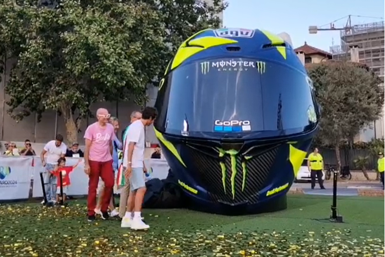 Valentino Rossi inspiziert seinen frisch enthüllten Riesen-Helm
