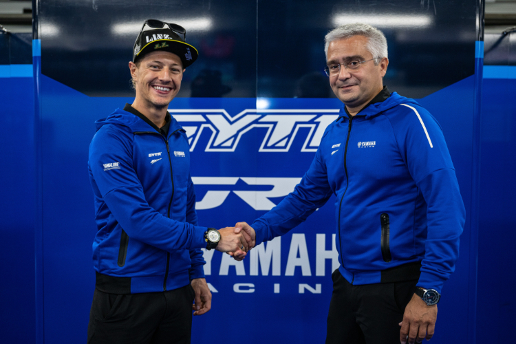 Domi Aegerter mit Yamaha-Rennchef Andrea Dosoli