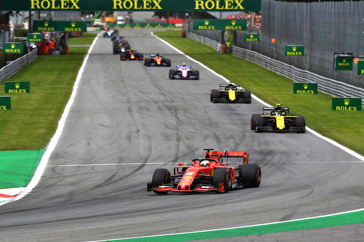 Die beiden Renault hinter dem Ferrari von Sebastian Vettel
