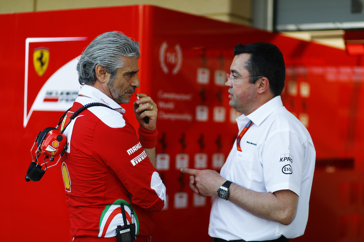 McLaren-Teamchef Eric Boullier (rechts) mit Ferrari-Teamchef Maurizio Arrivabene