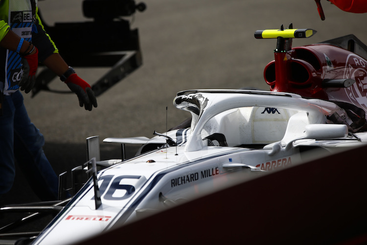 Der Renner von Fernando Alonso hinterliess deutliche Spuren am Halo von Charles Leclerc