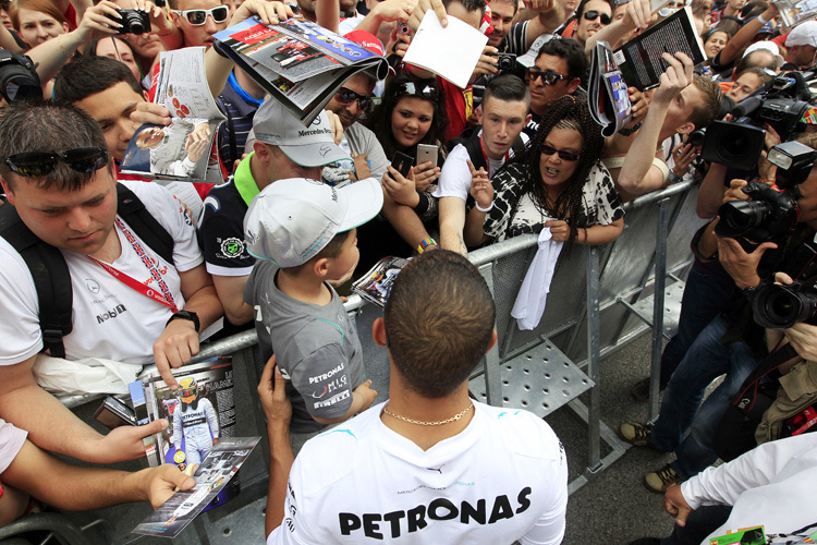 Lewis Hamilton nimmt sich Zeit für seine Fans
