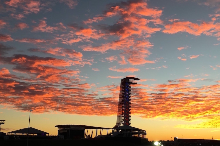 Spektakulärer Sonnenaufgang am Circuit of the Americas bei Austin (Texas)