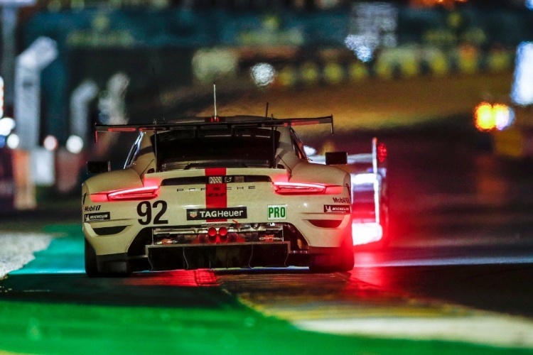 Heck des Porsche 911 RSR bei Dunkelheit