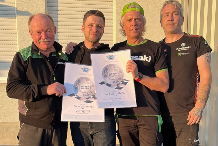 Die Männer hinter den Weltrekorden (v.l.n.r.): Tuner Dieter Briese, Fahrer Johannes Müller, Andi Seiler und Kevin Strohmenger von Kawasaki Deutschland­ ­
