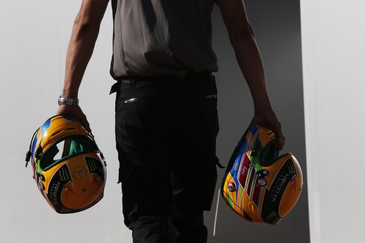 Zwei Helme für Lewis Hamilton