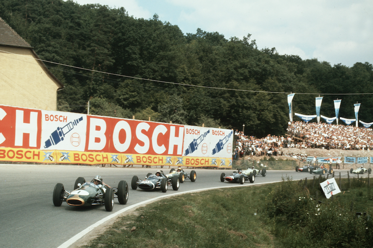 Formel-1-Weltmeister Jack Brabham führt auf der Solitude 1963