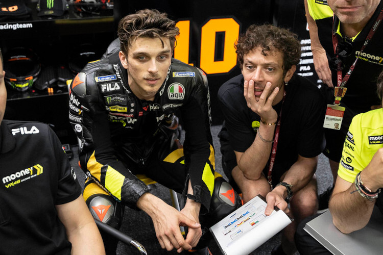 Luca Marini mit Bruder und Teambesitzer Valentino Rossi in der VR46-Box