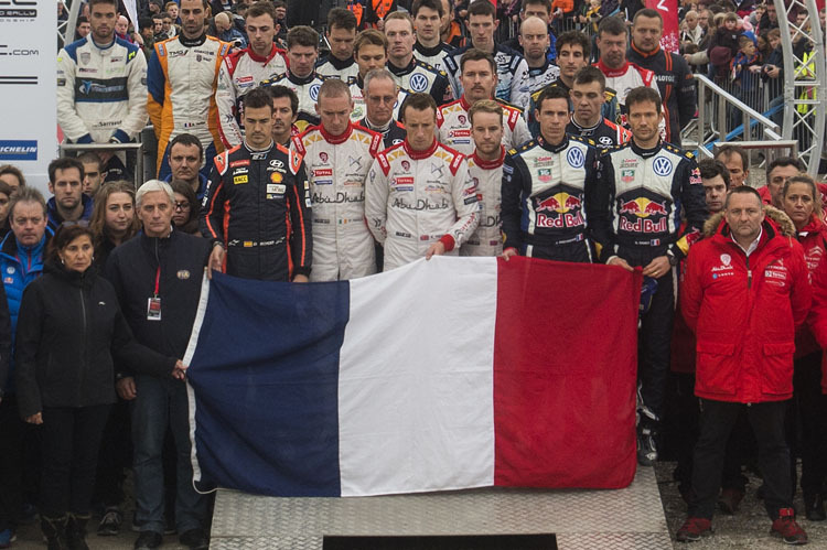 Tribut an die Opfer von Paris – Fahrer, Teammitglieder und FIA-Vertreter während einer Gedenkminute nach der Zieldurchfahrt