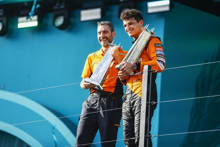 McLaren-Teamchef Andrea Stella und Pilot Lando Norris auf dem Podium in Miami
