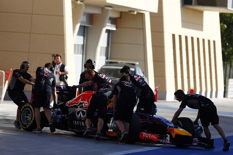 Ein fast schon gewohntes Bild: Vettel wird in die Box geschoben