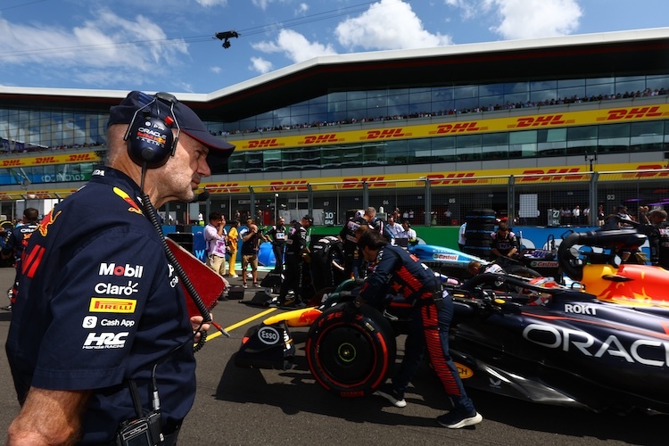 Adrian Newey am Wagen von Max Verstappen