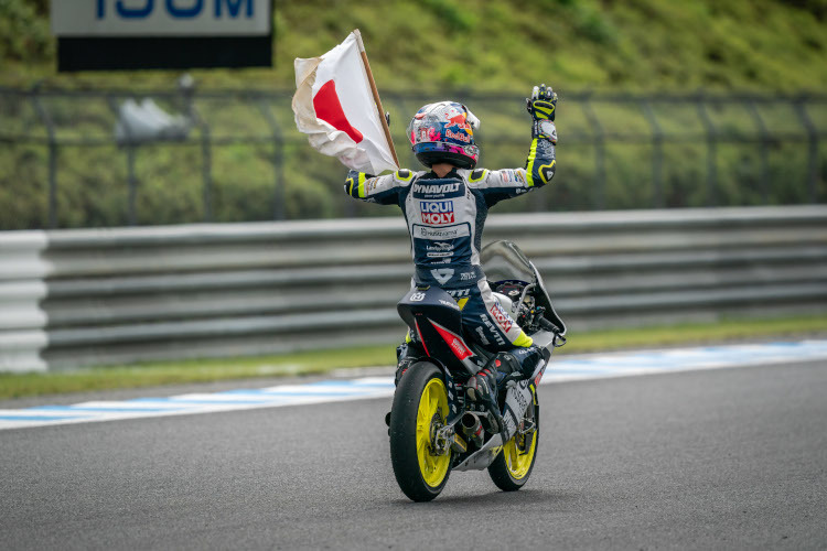 Ayumu Sasaki mit der japanischen Flagge, die Daijiro Kato 2001 mitgeführt hatte