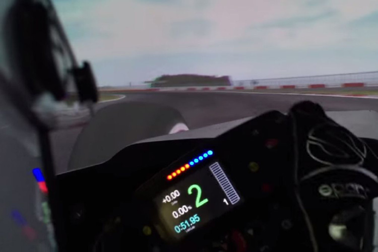 Fernando Alonso im McLaren-Simulator