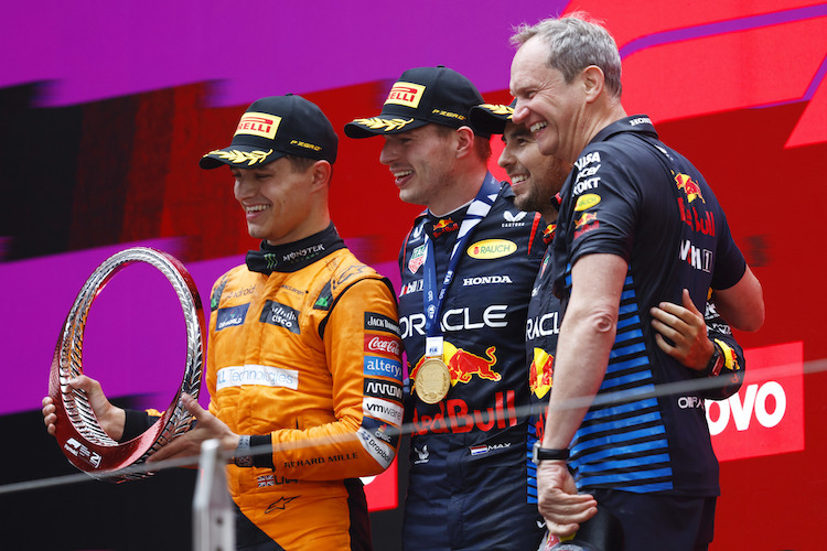 Lando Norris, Max Verstappen, Sergio Pérez und Paul Monaghan von Red Bull Racing
