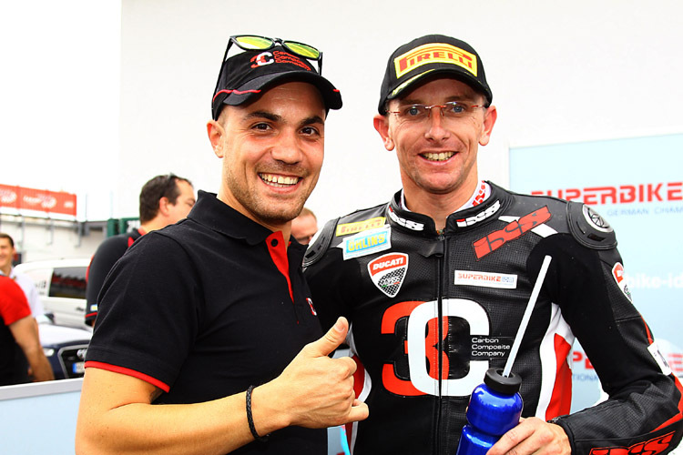 Dario Giuseppetti gratuliert Gastfahrer Martin Bauer zum Ducati-Sieg