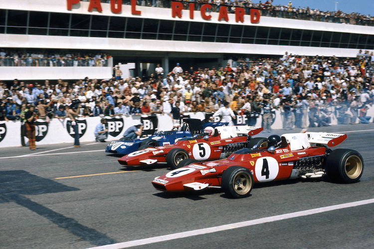 In Le Castellet 1971: Die Ferrari von Jacky Ickx und Clay Regazzoni, hinten der Tyrrell von Jackie Stewart