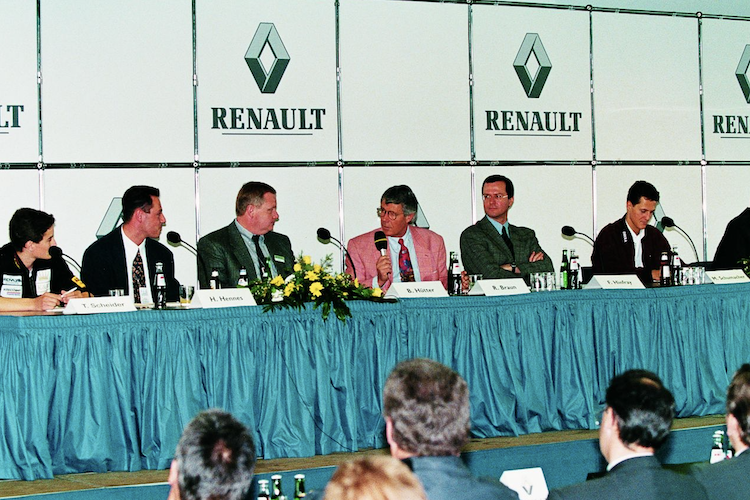 Fragen und Antworten: Die große Renault-Sport-PK am Ring – von links: Timo Scheider, Harald Hennes, Bernd Hütter, Moderator Braun, François Hinfray, Michael Schumacher