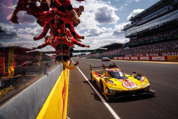 Großer Jubel: Der Ferrari 499P gewinnt Le Mans