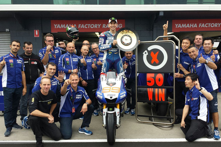 Feiertag bei Yamaha: Jorge Lorenzo feiert im Kreise seines Team den 50. GP-Sieg