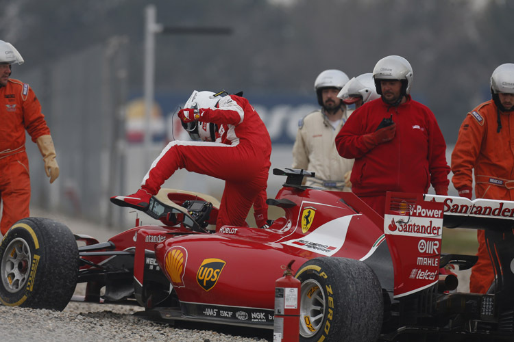 Ferrari-Star Sebastian Vettel stieg nach seinem Dreher gleich aus...