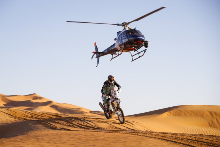 Hubschrauber liefern spektakuläre Aufnahmen von der Rallye Dakar