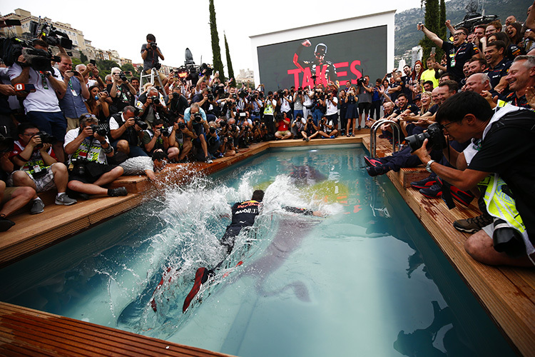 Daniel Ricciardo: Bauchklatscher in den Pool