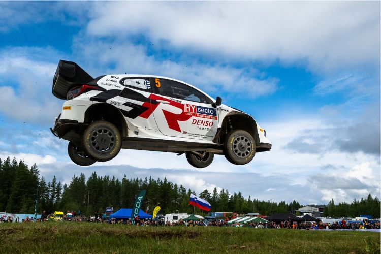 Große Sprünge schon beim WRC-Debüt in Finnland:Sami Pajari im Nummer 5-Toyota