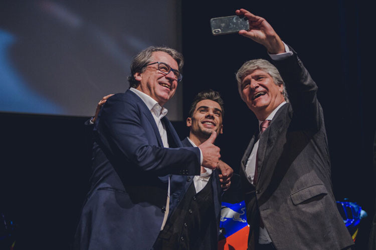 Stefan Pierer, Miguel Oliveira und FIM-Präsident Jorge Viegas