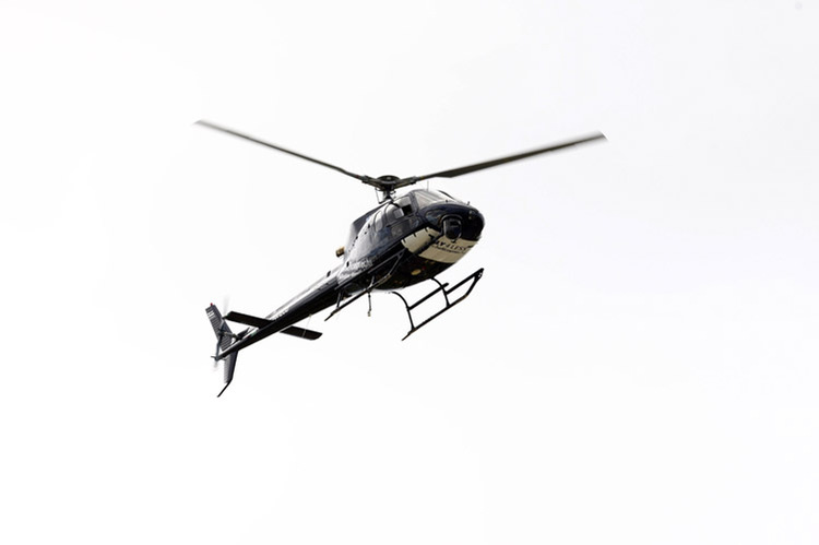 Hubschrauber kreisen über den Kurs