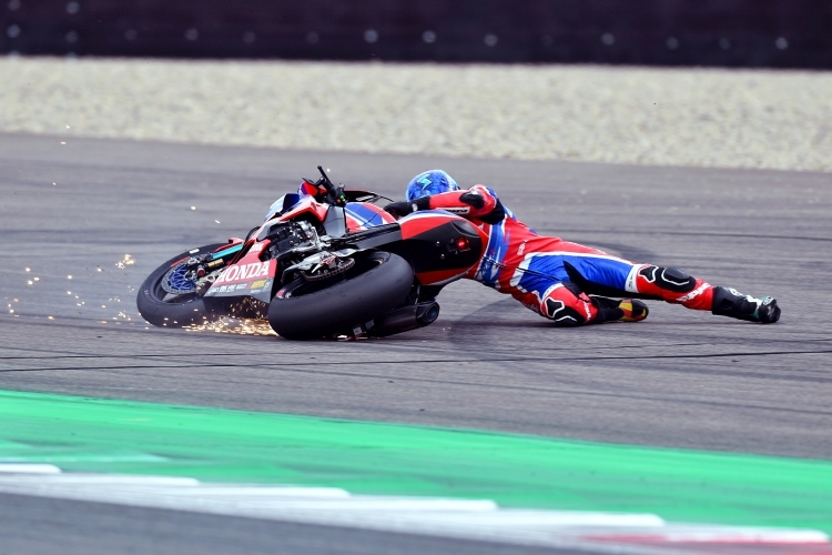 Wie hier Iker Lecuona stürzte auch Xavi Vierge im zweiten Superbike-Lauf