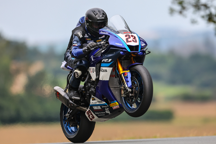 Superbike-Lehrling-Max-Enderlein-rackert-sich-ab