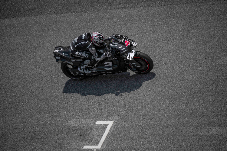 Aleix Espargaró: Der schwarze Test-Look wird den offiziellen Farben für die MotoGP-Saison 2024 weichen