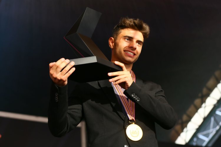 Marc Garcia mit seiner Weltmeister-Trophäe