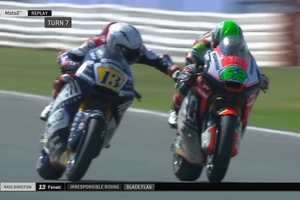 Diese Aktion von Romano Fenati gegen Landsmann Stefano Manzi sorgte weltweit für Kopfschütteln)