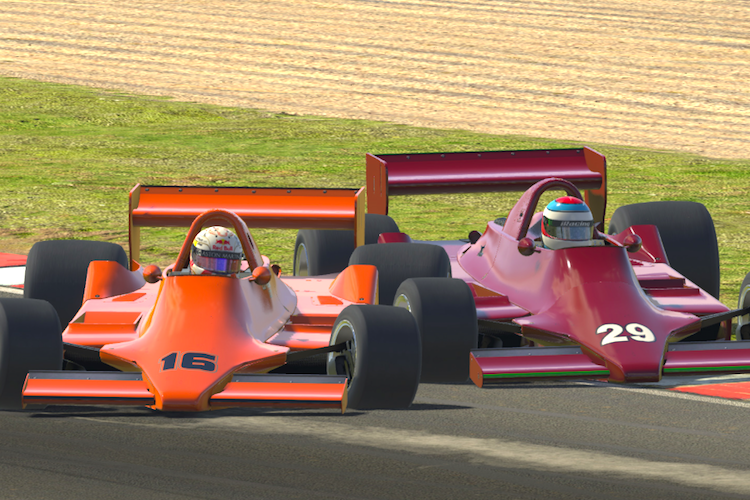 Max Verstappen (links) in einem orangefarbenen Lotus 79