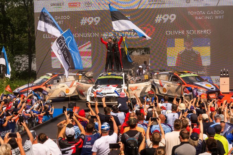 Auf dem Podium im Mittelpunkt: Oliver Solberg und Elliott Edmondson (Toyota) gewannen überraschend die Rallye Estland