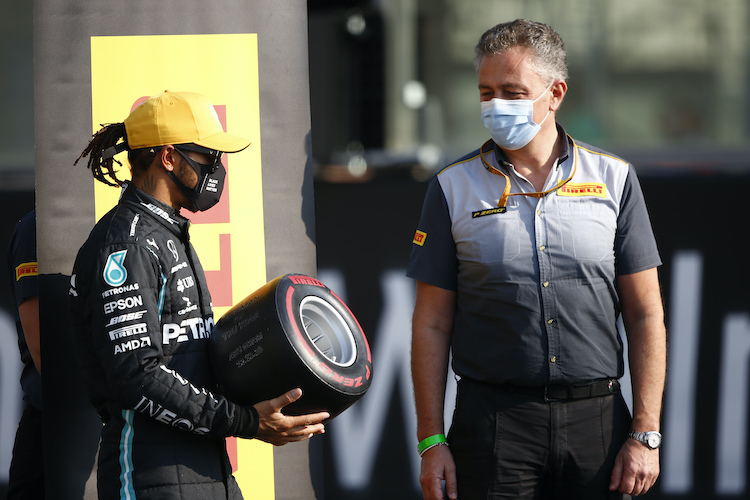 Lewis Hamilton und Mario Isola
