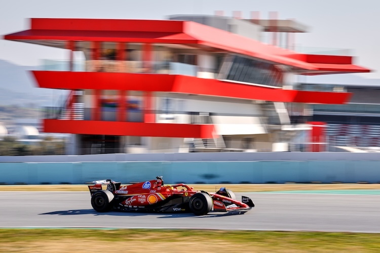 Lewis Hamilton bei Testfahrten in Spanien