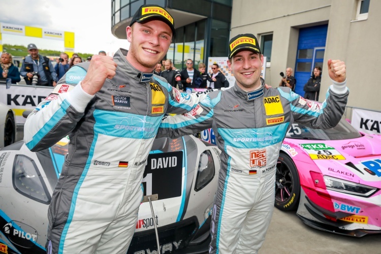 Die Sieger des ersten Laufs des ADAC GT Masters in Oschersleben: Marvin Kirchhöfer (li.) und Markus Pommer