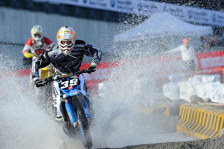 Spektakuläre Wasserfurchfahrten sind ein Element des Charity-Events «riders4riders»