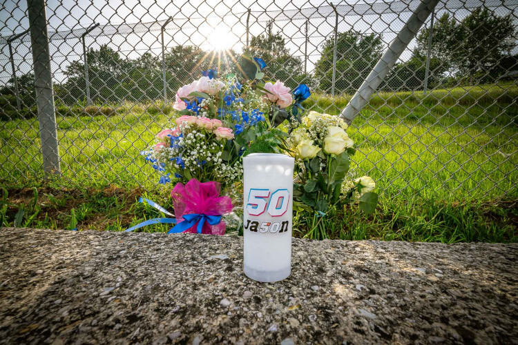 Eine Kerze und Blumen für Jason Dupasquier am Mugello Circuit